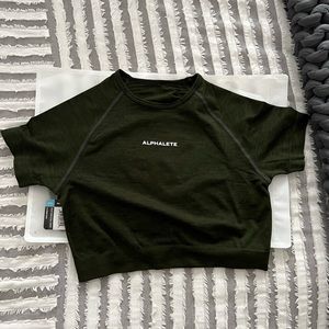 Alphalete Amplify Short Sleeve Crop-Evergreen